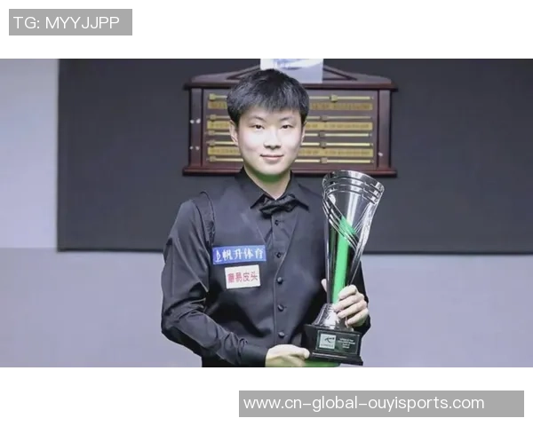 排面？赵心童拜访曼城受热捧！5万人前秀世锦赛奖杯，获赠147号球衣